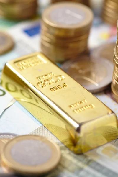 Moedas de euro com barra de ouro — Fotografia de Stock