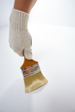 fırça ile çalışan adam