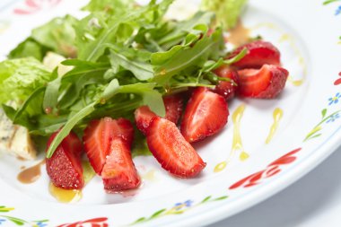 çilek ve sos salatası