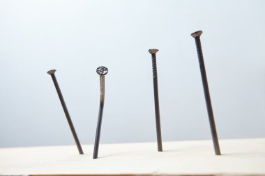 ahşap panel üzerinde çivi