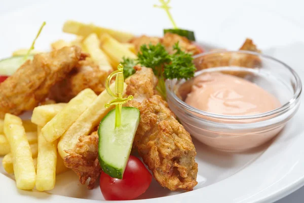 Pepite di pollo con patatine fritte — Foto Stock