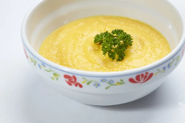Суп со сливками в тарелке — стоковое фото