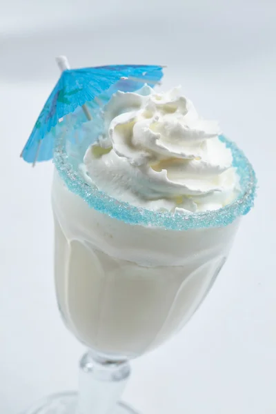 Cocktail au lait avec parapluie — Photo