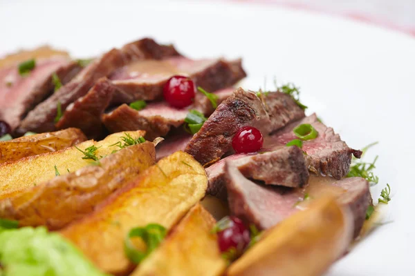 Sabrosa carne de cerdo asada con patatas —  Fotos de Stock