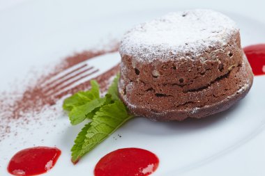 çikolata tatlı nane ve sos ile 