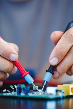 Elektronik ile çalışan adam 