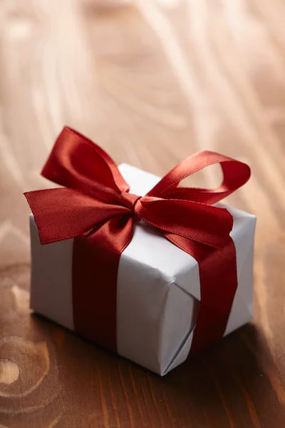 Caja de regalo con cinta roja — Foto de Stock