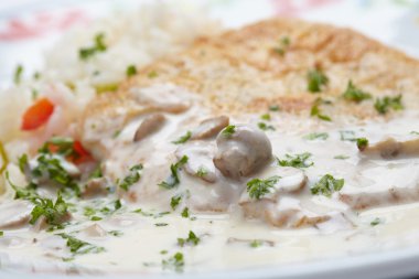 Ev yapımı göğsü beyaz tabakta pirinç ile yakın çekim 