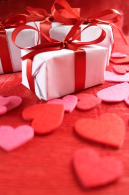 kırmızı kurdele ile hediyeler