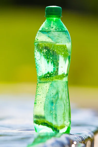 Eau dans la bouteille verte — Photo