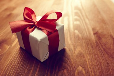 Kırmızı kurdeleli hediye kutusu 