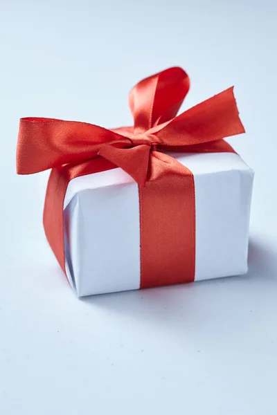 Kotak hadiah dengan pita merah — Stok Foto