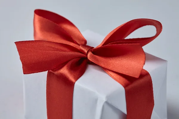 Caja de regalo con cinta roja — Foto de Stock