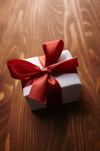 Gift box with red ribbon — Stock Photo, Image