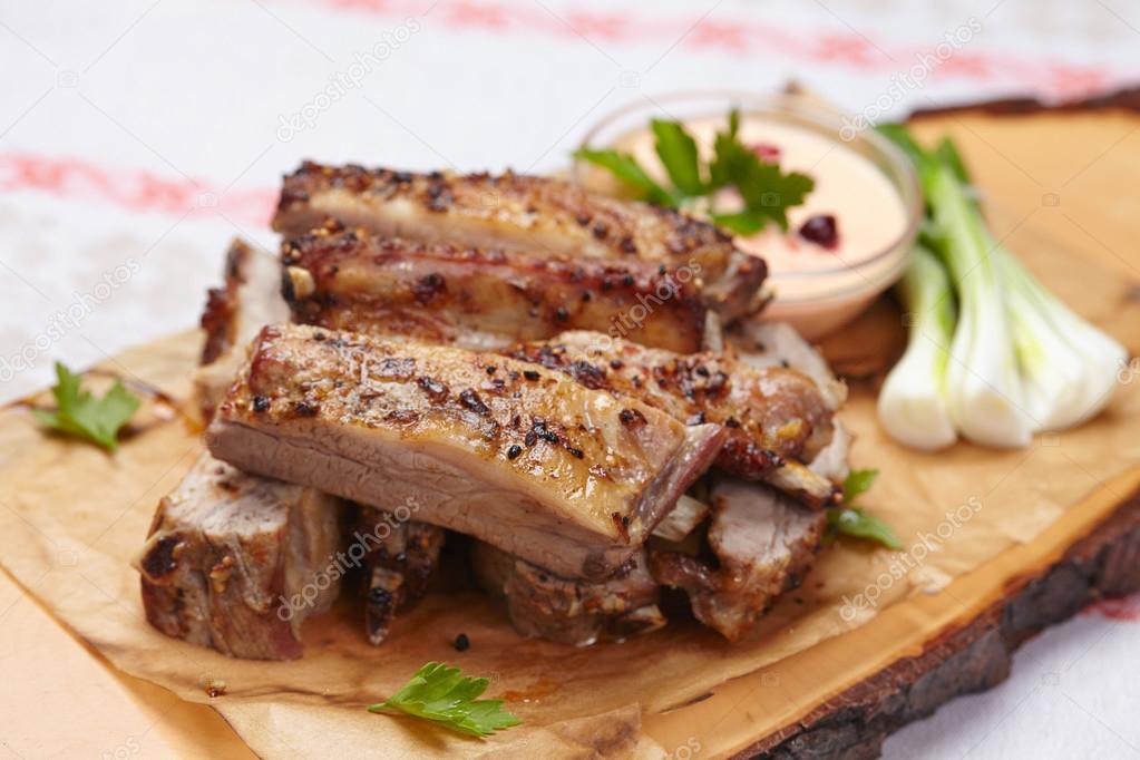 grilled ribs with sauce