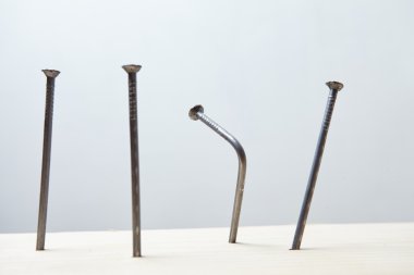 ahşap panel üzerinde çivi