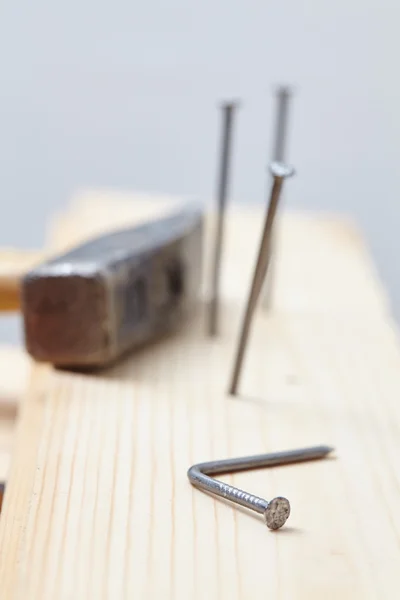 Martillo y clavos en madera —  Fotos de Stock