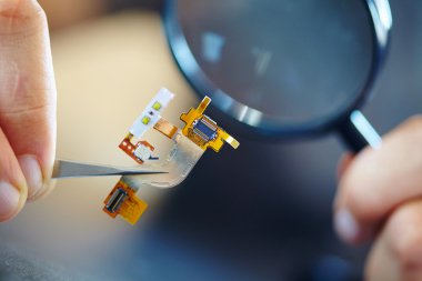 Mikroçip cımbızla holding eller