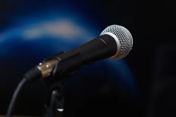 Microphone dans la salle de concert — Photo