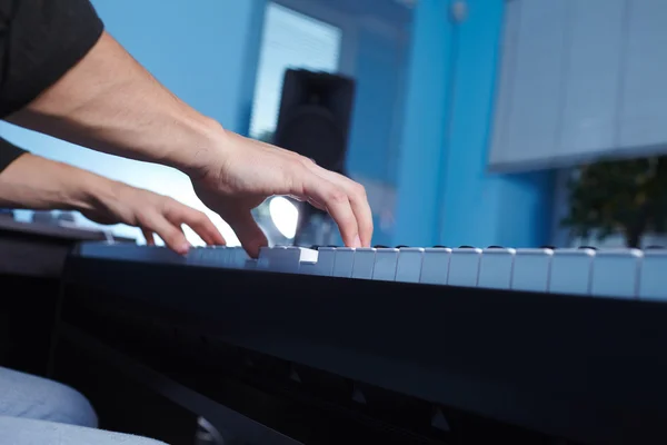 Tocando o teclado de piano — Fotografia de Stock