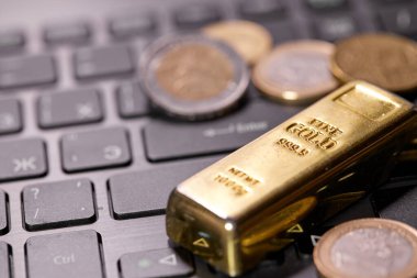 para sikkeleri dizüstü bilgisayarda altın çubuk, yakın görünüm 