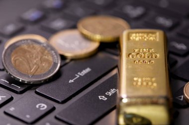 para sikkeleri dizüstü bilgisayarda altın çubuk, yakın görünüm 