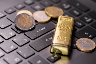 para sikkeleri dizüstü bilgisayarda altın çubuk, yakın görünüm 