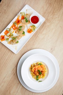 Beyaz tabakta karidesli Asya yemeği pilavı, yakın görüş. 