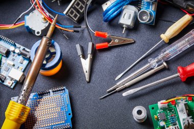 Siyah arkaplanda elektronik pano ve araç onarımları