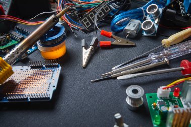 Siyah arkaplanda elektronik pano ve araç onarımları