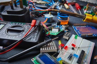 Siyah arkaplanda elektronik pano ve araç onarımları