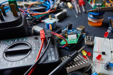 Siyah arkaplanda elektronik pano ve araç onarımları