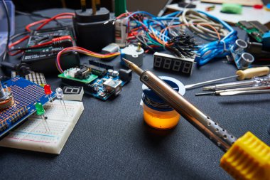 Siyah arkaplanda elektronik pano ve araç onarımları