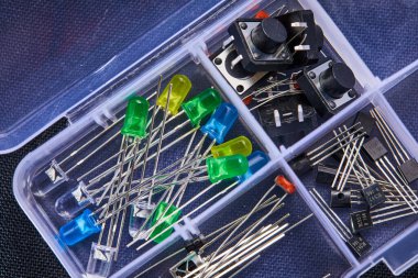 Siyah arkaplanda elektronik pano ve araç onarımları