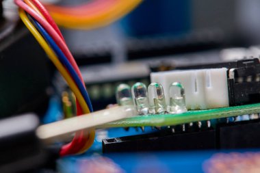 Siyah arkaplanda elektronik pano ve araç onarımları