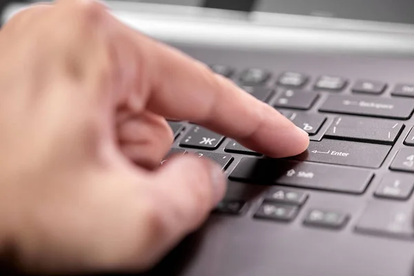 Primer Plano Mano Masculina Escribiendo Teclado —  Fotos de Stock