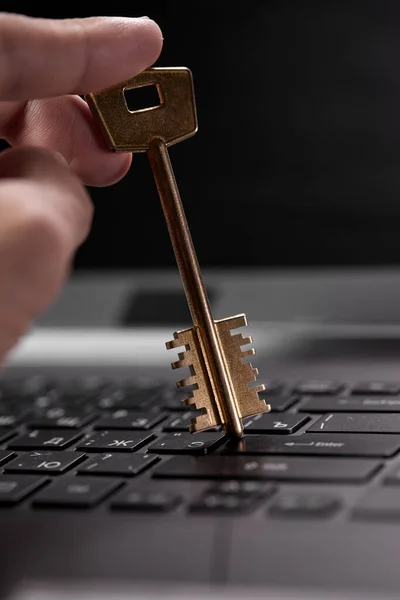 Gouden Sleutel Mannelijke Handen Goed Zicht — Stockfoto