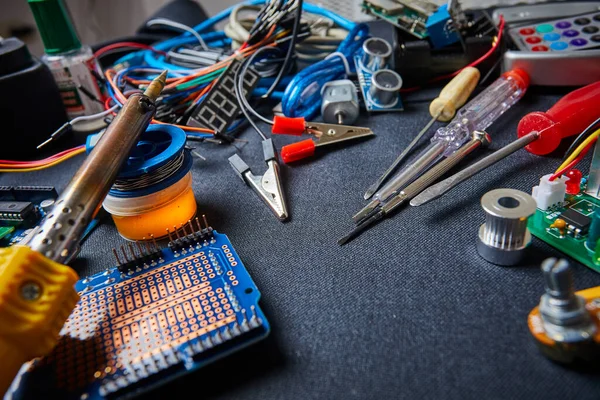 Reparaturen Elektronischer Platinen Und Werkzeuge Auf Schwarzem Hintergrund — Stockfoto