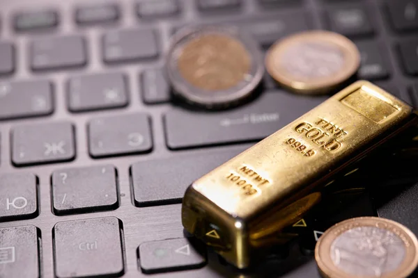 Geldmünzen Mit Goldenem Balken Auf Laptop Tastatur Ansicht Schließen — Stockfoto