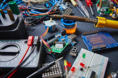 Siyah arkaplanda elektronik pano ve araç onarımları