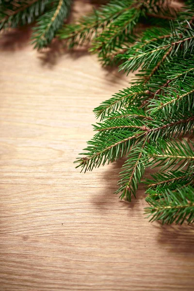 Tahta Arka Planda Noel Ağacı Dalları Olan Bir Noel Kartı — Stok fotoğraf