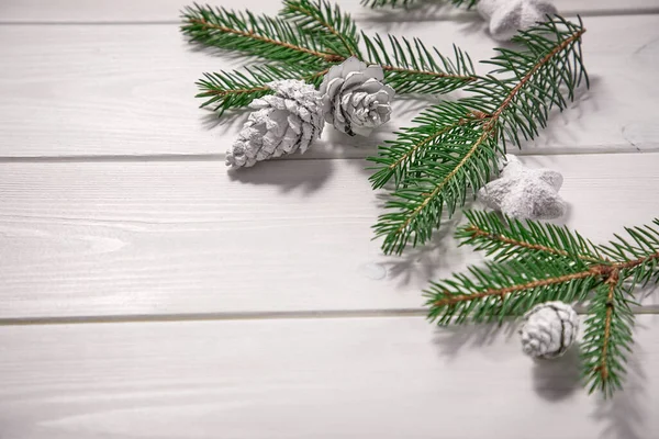 Świąteczna Kartka Gałęziami Choinki Śnieżnymi Dekoracjami Drewnianym Tle — Zdjęcie stockowe