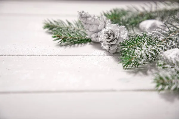 Świąteczna Kartka Gałęziami Choinki Śnieżnymi Dekoracjami Drewnianym Tle — Zdjęcie stockowe