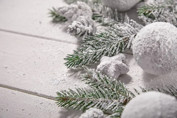 Cartão Natal Com Galhos Árvore Natal Decorações Nevadas Fundo Madeira — Fotografia de Stock