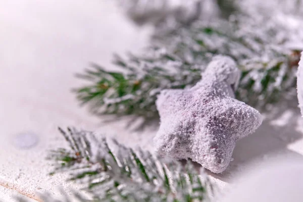 Tarjeta Navidad Con Ramas Árbol Navidad Decoraciones Nevadas Fondo Madera —  Fotos de Stock