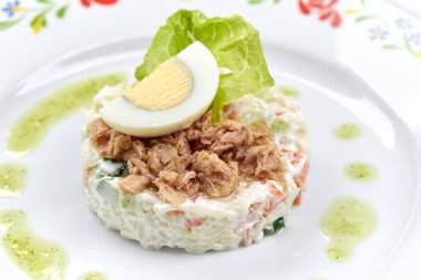 Beyaz tabakta ton balığı salatası, yakın görüş.