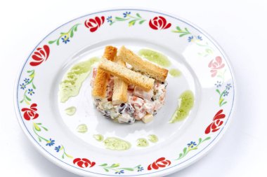 Beyaz tabakta et salatası, yakın görüş. 