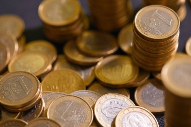 Avro paraları farklı pozisyonlarda üst üste yığılmış. Para kavramı