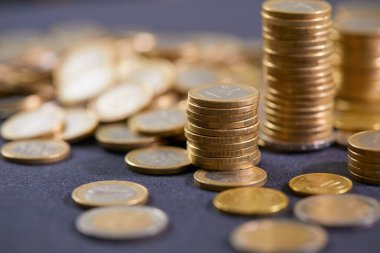 Avro paraları farklı pozisyonlarda üst üste yığılmış. Para kavramı