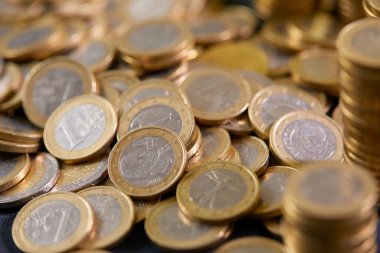 Avro paraları farklı pozisyonlarda üst üste yığılmış. Para kavramı